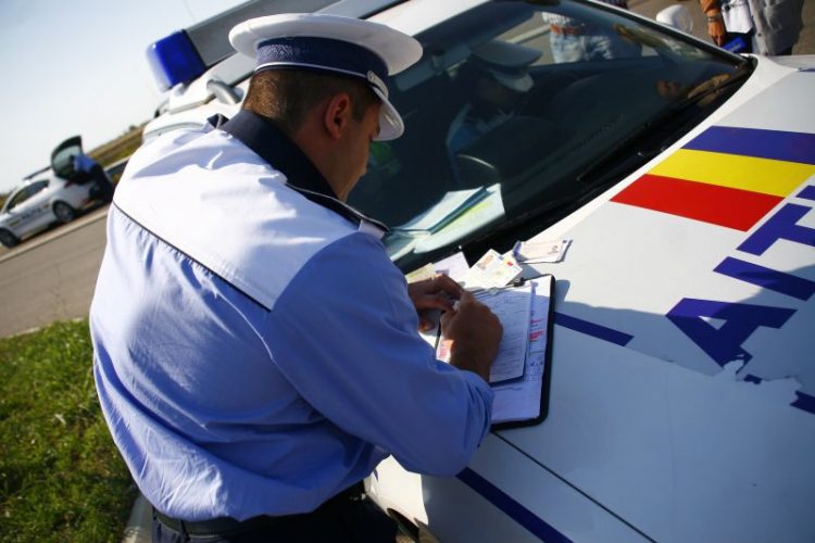 Început de săptămână presărat cu infracţiuni rutiere în judeţ: şoferi beţi, fără permis de conducere sau minori la volan