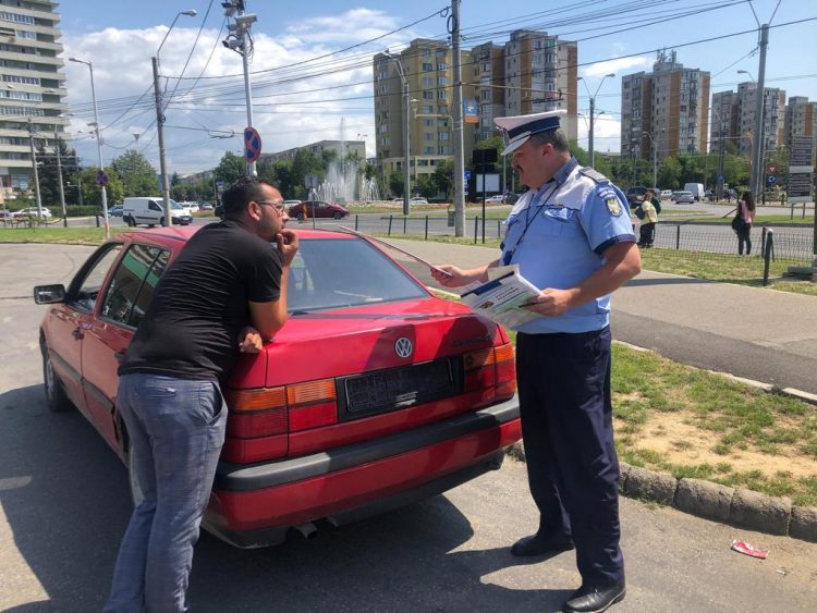 Peste 240 de autovehicule folosite la transportul ilegal de persoane, contra cost, găsite de poliţişti în urma unei acţiuni care i-a vizat pe „piraţii rutieri”