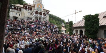 Mii de credincioşi au cinstit-o azi pe Maica Domnului la Mănăstirea Rohia – foto