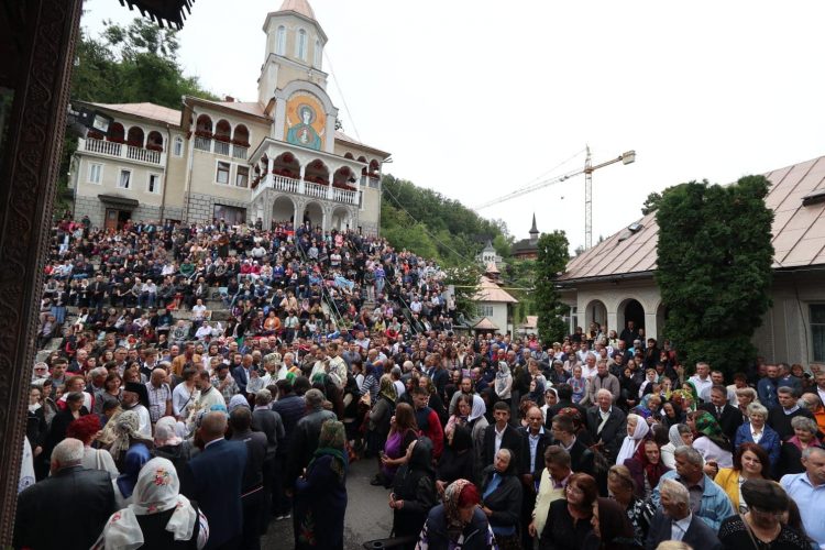 Mii de credincioşi au cinstit-o azi pe Maica Domnului la Mănăstirea Rohia – foto