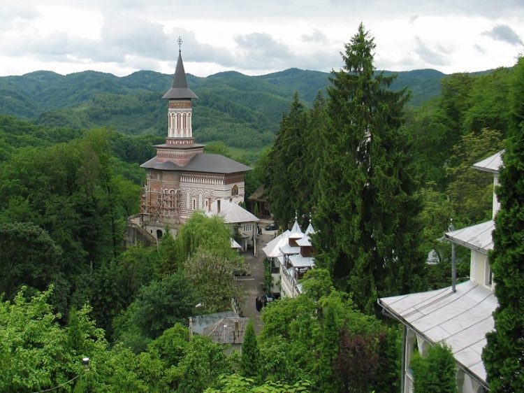 Pregătiri pentru Hramul Mănăstirii „Sfânta Ana” Rohia – Adormirea Maicii Domnului –