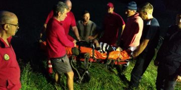 Intervenţie a salvamontiştilor şi pompierilor din Vişeu de Sus pentru acordarea primului ajutor unui bărbat rănit după ce l-a lovit un taur – FOTO