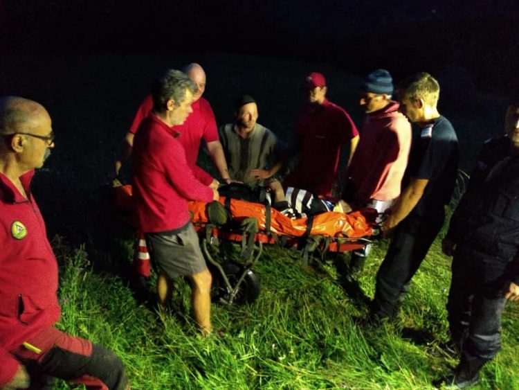 Intervenţie a salvamontiştilor şi pompierilor din Vişeu de Sus pentru acordarea primului ajutor unui bărbat rănit după ce l-a lovit un taur – FOTO