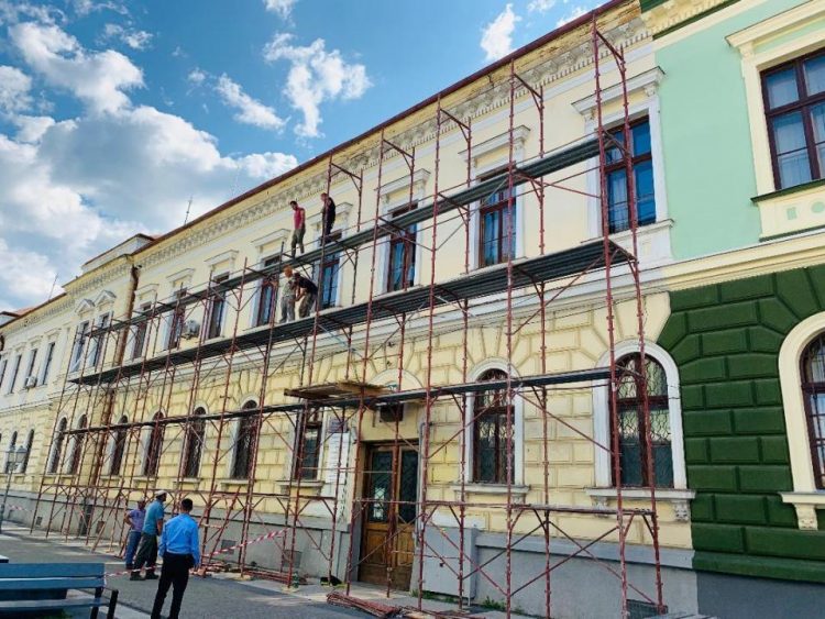Clădirea în care funcționează judecătoria Sighet, în șantier