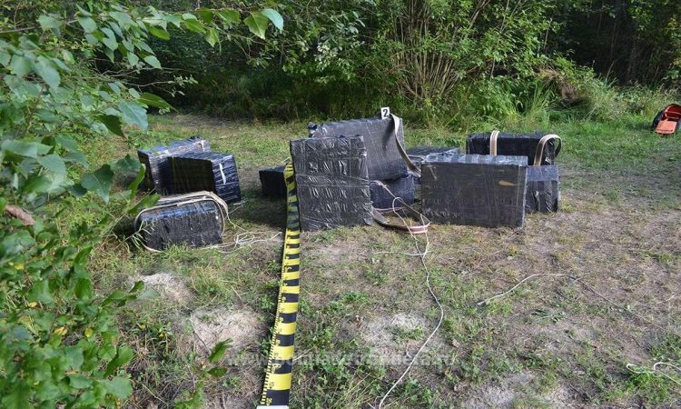 Contrabandă de ţigări cu drona, depistată de poliţiştii de frontieră de la Sighet
