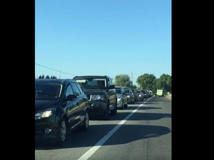 Pe aici nu se trece! Trafic blocat la intrarea în Baia Mare, în zona Clubului Văcarilor. Coloana de maşini se întinde până la Recea – video