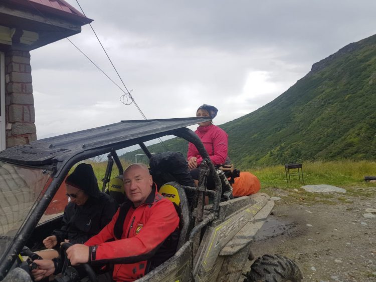 Turiste străine salvate de salvamontiştii din Borşa, cu maşini împrumutate – foto