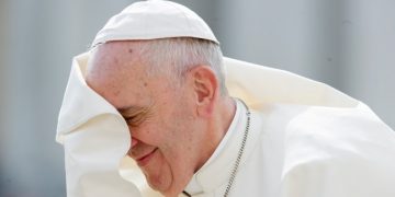 De necrezut: Papa a rămas blocat în lift