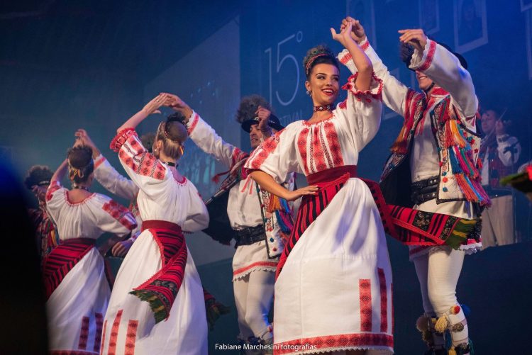 FOTO: Maramureșenii au cucerit Brazilia. Ansamblul Folcloric Național ”Transilvania” participă la a 15-a ediție a Festivalului Internațional de folclor de la Nova Patra