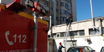 Imagini de pe Bulevardul Traian, unde două persoane au căzut de la etaj