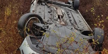 Mort de beat, s-a răsturnat cu maşina, dar a fugit de la locul accidentului – FOTO