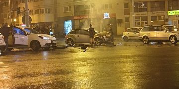Impact în plină noapte. Două autoturisme au fost avariate în Baia Mare