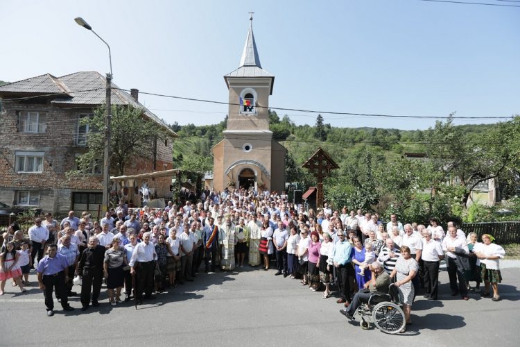 Slujba de târnosire a bisericii din Blidari şi binecuvântarea unei troiţe din lemn de stejar – GALERIE FOTO