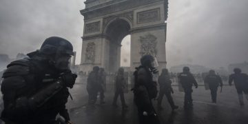 Zeci de persoane au fost arestate sâmbătă la Paris în timpul protestelor „Vestelor Galbene”