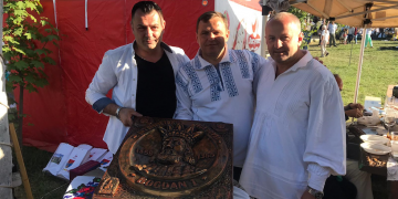 Un tablou cu Voievodul Bogdan I a fost oferit vicepremierului Moldovei de către reprezentanții Județului Maramureș aflați la Strășeni