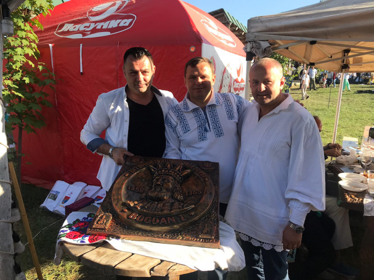 Un tablou cu Voievodul Bogdan I a fost oferit vicepremierului Moldovei de către reprezentanții Județului Maramureș aflați la Strășeni