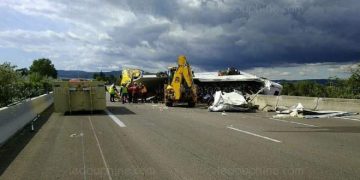 Microbuz cu români care veneau din Spania, spulberat de un TIR, în Franţa. Un mort şi mai mulţi răniţi grav