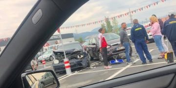 Impact între două maşini în parcarea de la Auchan