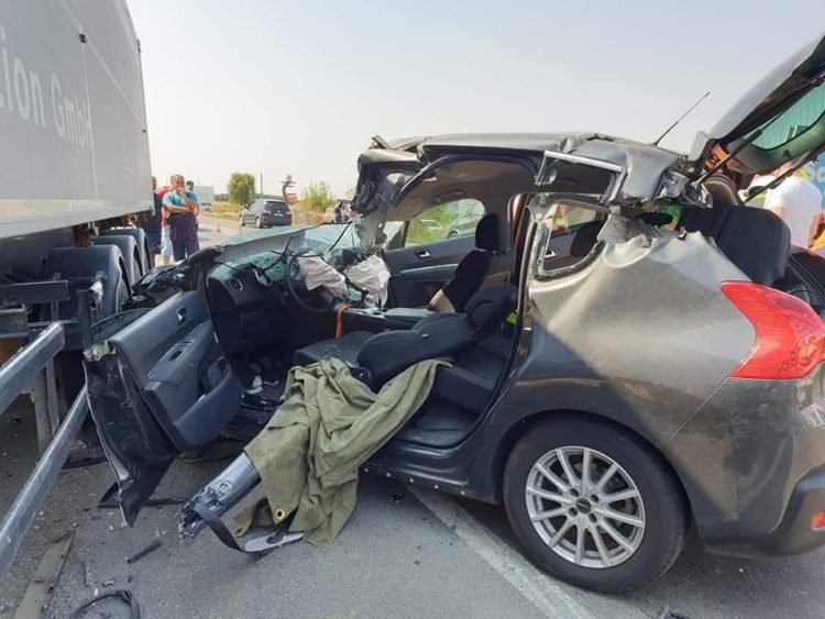 Două victime, după un impact violent între un TIR și o mașină la Botiz