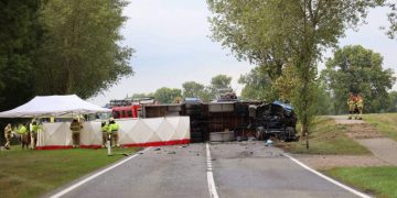 Olandezul căutat pentru uciderea fetiţei din Gura Şuţii şi-a luat viaţa intrând cu toată viteza într-un autotren – FOTO