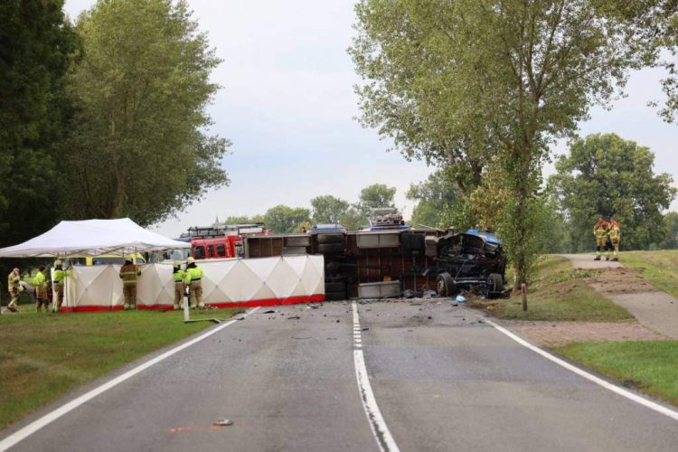 Olandezul căutat pentru uciderea fetiţei din Gura Şuţii şi-a luat viaţa intrând cu toată viteza într-un autotren – FOTO