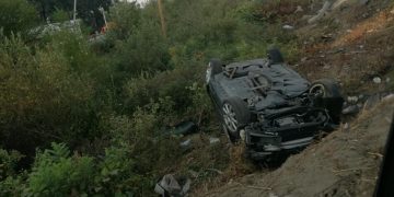 O maşină s-a răsturnat pe plafon la bariera de la Hideaga – FOTO