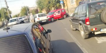 Două maşini s-au ciocnit pe strada Victoriei din Baia Mare, în zona Bisericii greco-catolice Sf. Anton – FOTO
