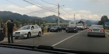 Impact între trei maşini la Tăuţii de Sus – FOTO