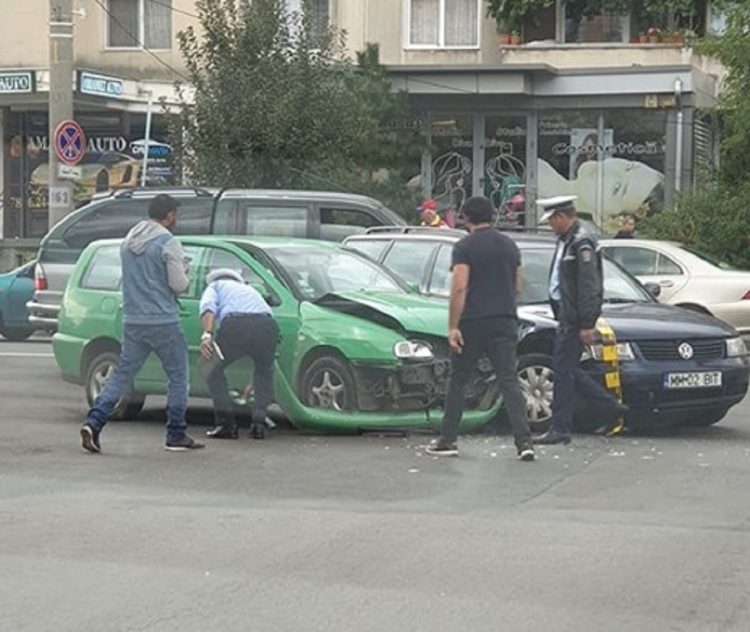 Coliziune între două maşini în Baia Mare. Mai multe victime – foto