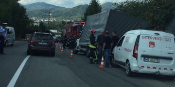 Pericol pe Dealul Groşilor! O autoutilitară s-a izbit de ţeava de gaz de pe marginea drumului – foto