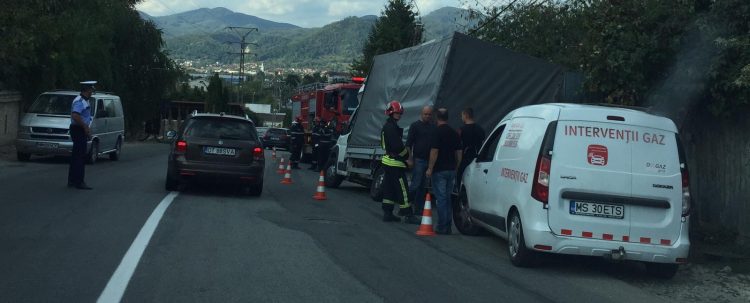 Pericol pe Dealul Groşilor! O autoutilitară s-a izbit de ţeava de gaz de pe marginea drumului – foto
