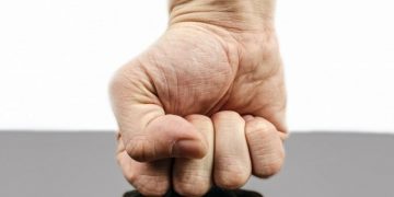 Tânăr de 20 de ani agresiv, reţinut pentru 24 de ore de poliţiştii din Sighetu Marmaţiei