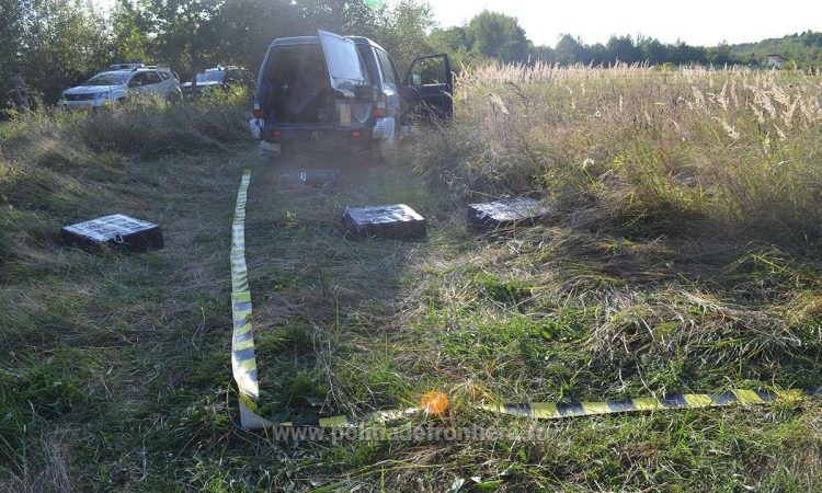Trei cetățeni ucraineni cercetați pentru contrabandă și peste 12.000 pachete cu țigări confiscate