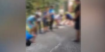 Copii pedepsiți să facă mătănii pe asfalt, lângă o mănăstire – video