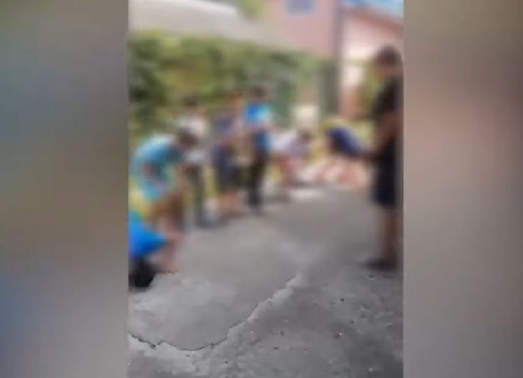 Copii pedepsiți să facă mătănii pe asfalt, lângă o mănăstire – video