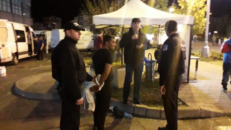 CASTANE 2019, la un pas de TRAGEDIE. Un individ înarmat, reținut din mulțime – FOTO