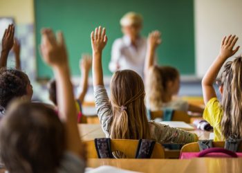 ”Doliu pentru educaţie”. Elevii sunt îndemnaţi să poarte o banderolă neagră pe braţ în prima zi de şcoală