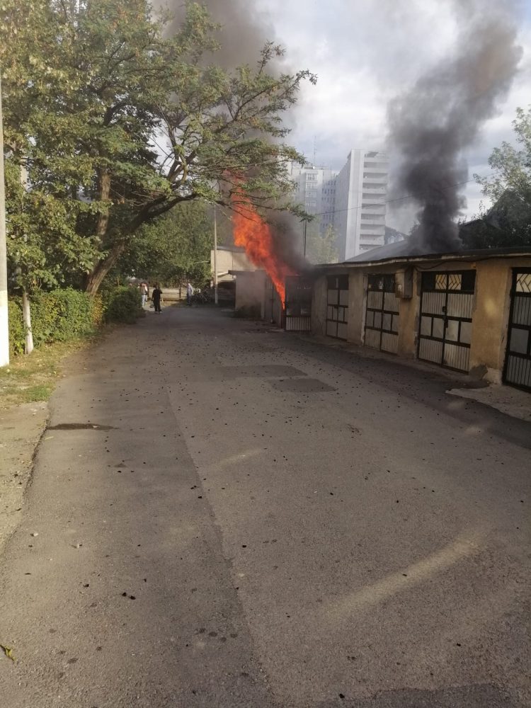 Pagube însemnate în urma incendiului izbucnit la un garaj de pe strada Cuza Vodă din Baia Mare – FOTO