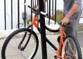 Bicicletă asigurată cu lanţ antifurt, sustrasă de pe Podul Viilor