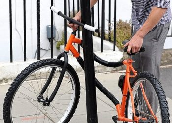 Bicicletă asigurată cu lanţ antifurt, sustrasă de pe Podul Viilor