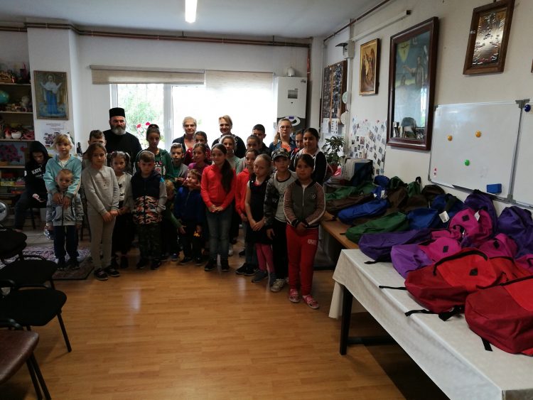 Ghiozdane şi rechizite oferite de Sectorul Social-Filantropic și Misionar al Catedralei Episcopale „Sfânta Treime” din Baia Mare