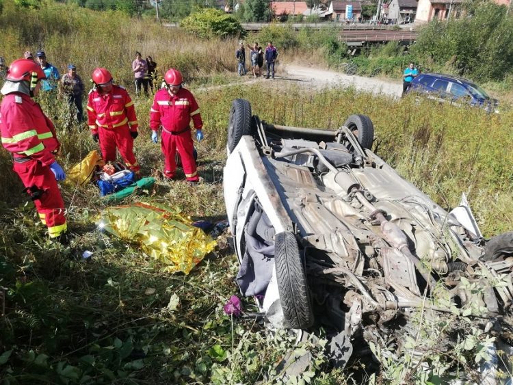 Un mort şi doi răniţi în urma unui accident tragic