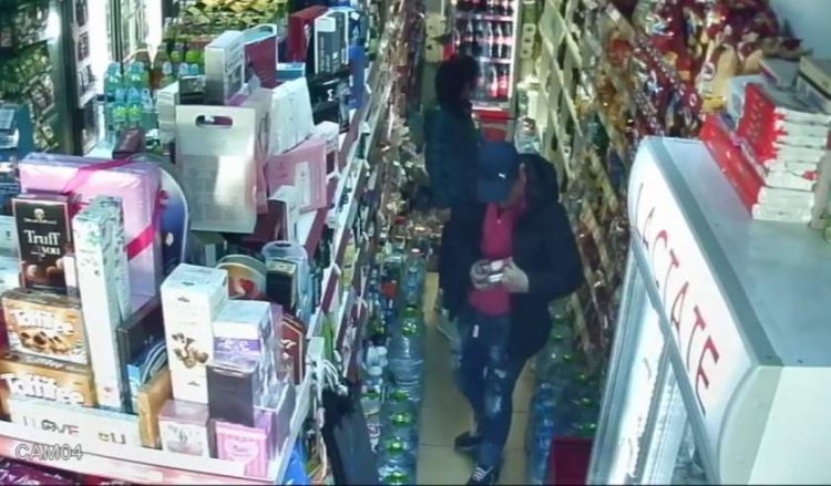 Nu au reuşit să ajungă cu bunurile furate decât până la ieşirea din magazin