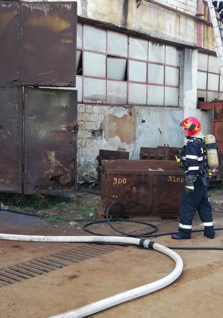 Incendiu în Satu Nou de Sus, la un bazin de retenţie – FOTO