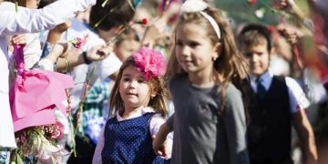 Peste 2,8 milioane de elevi încep şcoala astăzi. 1.180 de şcoli au grupuri sanitare neconforme