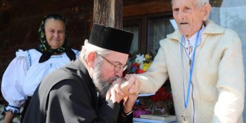 Ioan Godja-Ou, țăranul scriitor din Văleni,  vizitat de Preasfințitul Părinte Episcop Iustin – foto