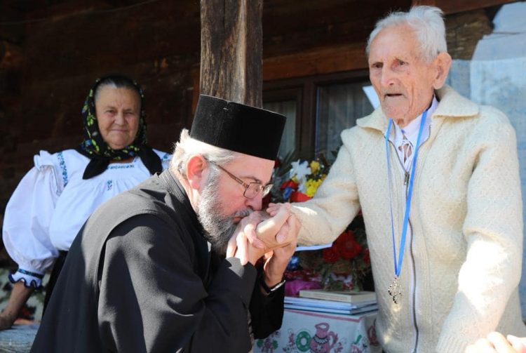 Ioan Godja-Ou, țăranul scriitor din Văleni,  vizitat de Preasfințitul Părinte Episcop Iustin – foto