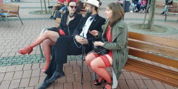 Imagini greu de crezut! Două femei purtate de lesă chiar în centrul oraşului – VIDEO