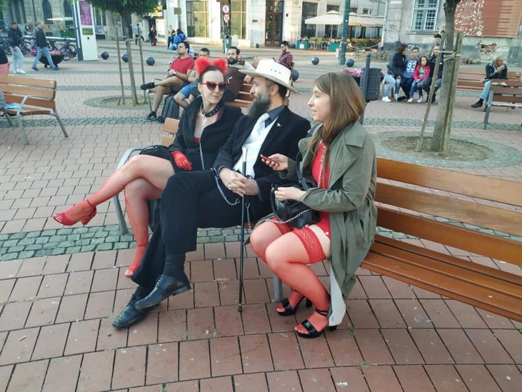 Imagini greu de crezut! Două femei purtate de lesă chiar în centrul oraşului – VIDEO