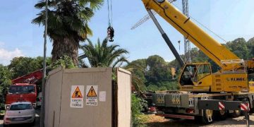 Doi muncitori români au fost răniţi grav pe un şantier din Italia, loviţi de braţul unei macarale